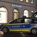Mit brachialer Gewalt drangen Einbrecher am Montagmorgen in ein Bamberger Juweliergeschäft ein: Sie durchbrachen die Tür einfach mit einem gestohlenen SUV. Foto: Ronald Rinklef