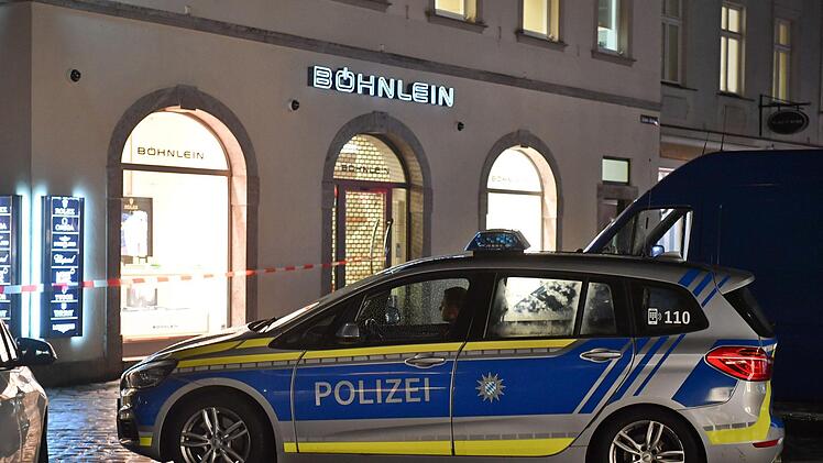 Mit brachialer Gewalt drangen Einbrecher am Montagmorgen in ein Bamberger Juweliergeschäft ein: Sie durchbrachen die Tür einfach mit einem gestohlenen SUV. Foto: Ronald Rinklef