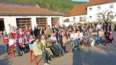 In Weißenbrunn wurden sieben weitere Mitfahrbänke übergeben. Unser Bild zeigt die zahlreichen Ortsvertreter und Sponsoren.  Foto: Dieter Wolf