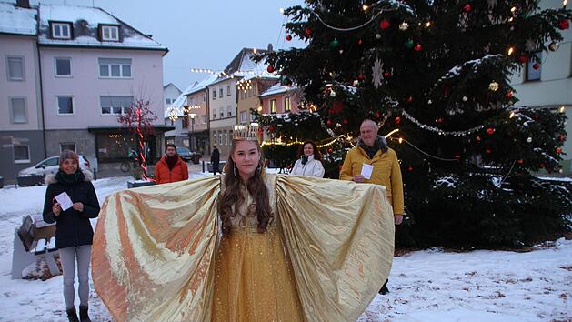 Wollen auch ohne Weihnachtsmarkt der H&ouml;chstadter Innenstadt Glanz verleihen, von links: Julia D&uuml;rrbeck, Thomas Oppelt, Christkind Antonia Hubert, Susanne Bayer und B&uuml;rgermeister Gerald Brehm.  Fotos: Andreas Dorsch