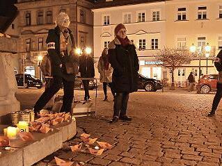 Rund 20 Menschen waren zur Mahnwache auf den Marktplatz gekommen.