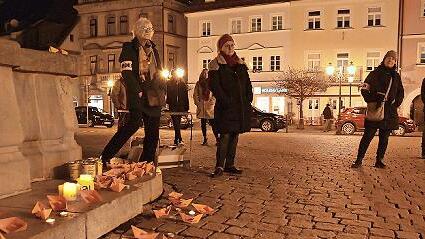 Rund 20 Menschen waren zur Mahnwache auf den Marktplatz gekommen.