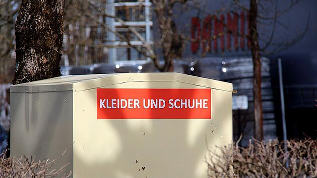 Viele Altkleider landen im ersten Schritt in diesen Containern.