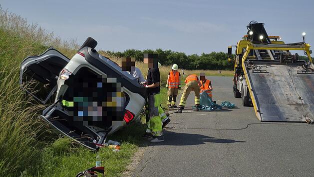 Ansbach: BMW &uuml;berschl&auml;gt sich mehrfach bei Unfall - Frau verletzt