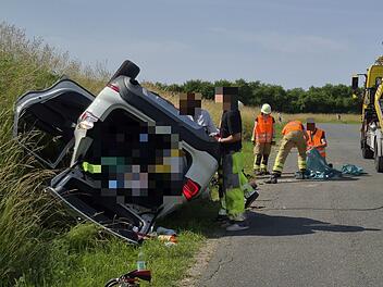 Ansbach: BMW überschlägt sich mehrfach bei Unfall - Frau verletzt