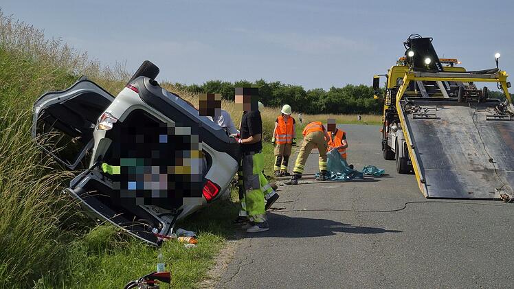 Ansbach: BMW überschlägt sich mehrfach bei Unfall - Frau verletzt