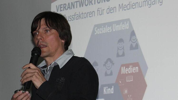 Jörg Schreiber referierte über den Umgang mit sozialen Netzwerken. Foto: Max Kaltenhäuser
