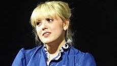 Der frommen Helene (Anna Mona Steinert) wurde letztlich der Alkohol zum Verhängnis.