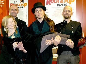 "Faey" beim Rock&Pop-Preis (von links): Thomas Amon, Dominik Schödel und Volker Schömig tragen Sängerin Sandra Elflein.  Foto: Elke Völkl