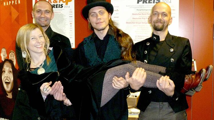 "Faey" beim Rock&Pop-Preis (von links): Thomas Amon, Dominik Schödel und Volker Schömig tragen Sängerin Sandra Elflein.  Foto: Elke Völkl