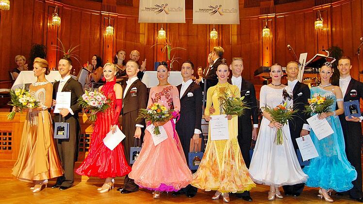 Elegant gestylt und prächtig gekleidet: Die sechs bestplatzierten Tanzpaare bei der Siegerehrung. Foto: Sigismund von Dobschütz