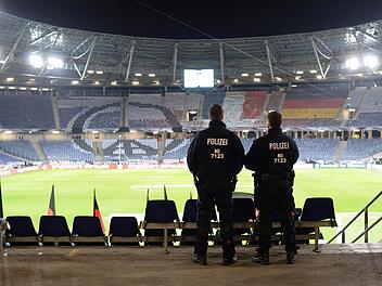 Leere Stadien als Antwort auf die Terrorgefahr? Foto: Julian Stratenschulte/dpa