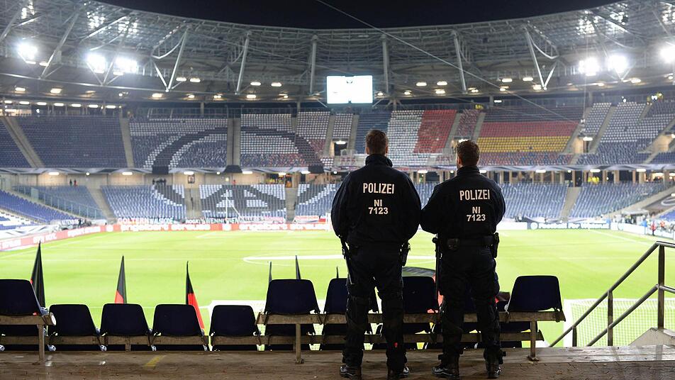 Leere Stadien als Antwort auf die Terrorgefahr? Foto: Julian Stratenschulte/dpa