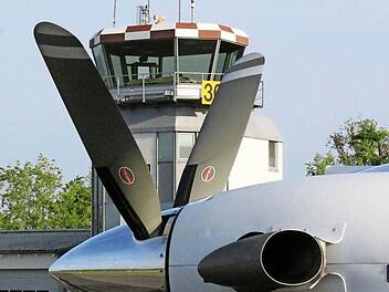 Eine Maschine vor dem Tower am Verkehrslandeplatz Brandensteinsebene. Einige Unternehmen nutzen den Platz für den Werksflugverkehr, doch da gibt es Einschränkungen, vor allem wegen der kurzen Start- und Landebahn. Deshalb soll ein neuer Flugplatz gebaut werden, doch der Genehmigungsbehörde fehlt noch der Nachweis, dass ein sicherer Flugbetrieb bei Neida möglich ist. Foto: Simone Bastian/CT-Archiv