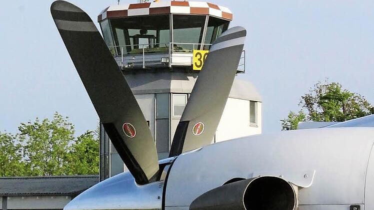 Eine Maschine vor dem Tower am Verkehrslandeplatz Brandensteinsebene. Einige Unternehmen nutzen den Platz für den Werksflugverkehr, doch da gibt es Einschränkungen, vor allem wegen der kurzen Start- und Landebahn. Deshalb soll ein neuer Flugplatz gebaut werden, doch der Genehmigungsbehörde fehlt noch der Nachweis, dass ein sicherer Flugbetrieb bei Neida möglich ist. Foto: Simone Bastian/CT-Archiv