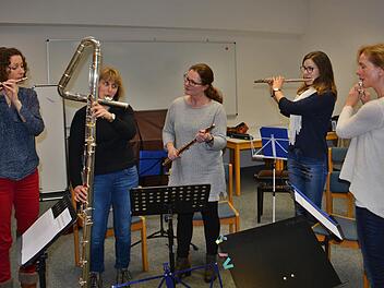 In verschiedenen Räumen im Landkreis Rhön-Grabfeld, so unter anderem im Gebäude der Volkshochschule Bildhäuser Hof in Bad Neustadt, treffen sich die Musikerinnen zur Probe. Unser Foto zeigt (von links) Stefanie Wirsing, Leonore Knieß, Gunda Schwen, Johanna Knieß und Christiane Scheuplein (alle Salz bei Bad Neustadt). Foto: Hanns Friedrich