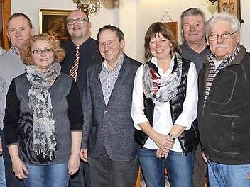 Der Vorstand des neuen SPD-Ortsvereins Fischbachtal. Im Bild (von links) Stadtverbandsvorsitzender Ralf Völkl, Michael Hennings, Gerd Kastner, Marina Schmitt, Vorsitzender Thilo Moosmann, Norbert Gräbner, stellvertretende Vorsitzende Petra Kastner, Hans Kastner, Ferdinand Schneider und Gottfried Bayer. Foto: privat