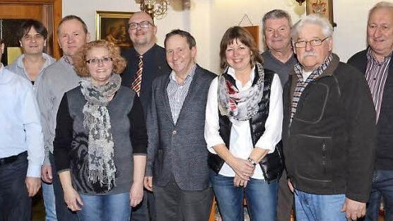 Der Vorstand des neuen SPD-Ortsvereins Fischbachtal. Im Bild (von links) Stadtverbandsvorsitzender Ralf Völkl, Michael Hennings, Gerd Kastner, Marina Schmitt, Vorsitzender Thilo Moosmann, Norbert Gräbner, stellvertretende Vorsitzende Petra Kastner, Hans Kastner, Ferdinand Schneider und Gottfried Bayer. Foto: privat