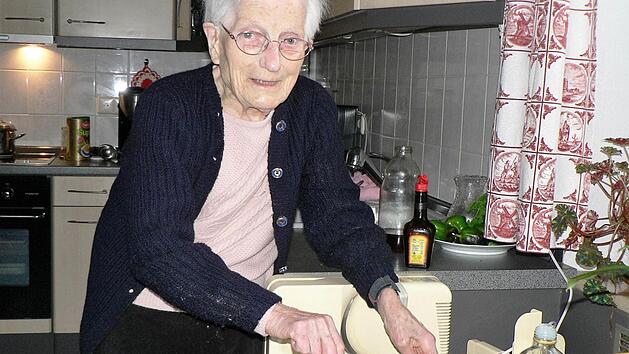 In ihrem Element: Die 100-j&auml;hrige Maria R&uuml;b w&uuml;rzt in der K&uuml;che den Kartoffelsalat. Foto: Wolfgang Schelbert