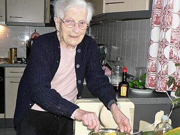 In ihrem Element: Die 100-jährige Maria Rüb würzt in der Küche den Kartoffelsalat. Foto: Wolfgang Schelbert