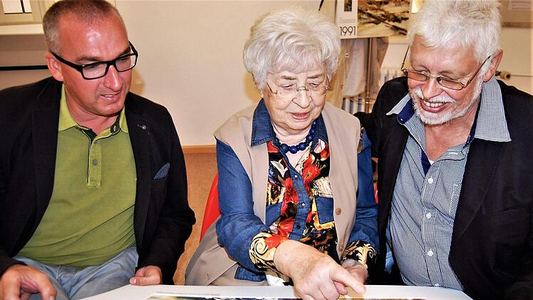 Gabriele Waldmann erklärt Bürgermeister Andreas Sandwall (links) und Altbürgermeister Wolfgang Back ein Aquarell ihres Ehemannes, des Aquarellisten Emil Waldmann (1925-2012).  Foto: Sigismund von Dobschütz