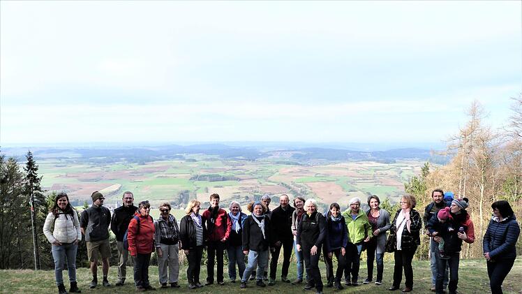 Die Teilnehmer der Tagestour  "Zunderwunder im Frankenwald" auf der "Radspitze". Foto: Werner Rei&szlig;aus