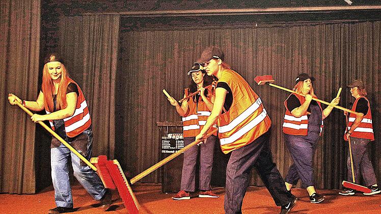 Fleißig gekehrt wurde in dem Theater Stück "Der Müllmann und der Magier," das Studierende der Fachakademie für Sozialpädagogik im Rahmen ihrer Theaterwoche aufführten. Foto: Dieter Britz