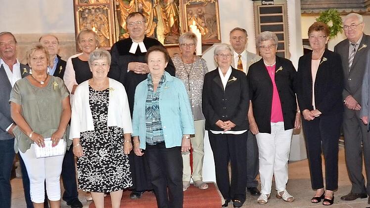 Vor 50 beziehungsweise 60 Jahren gingen sie zum ersten Mal zum Tisch des Herrn. Fotos: K.- H. Hofmann