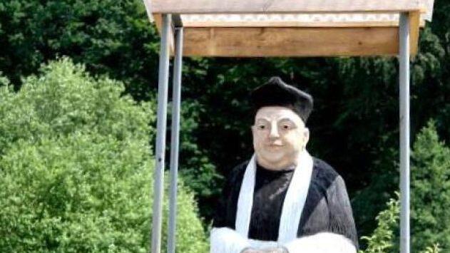 Der legend&auml;re Pfarrer Glockner bekommt in Kirchlauter Bienen in den Bauch. Foto: G&uuml;nther Geiling