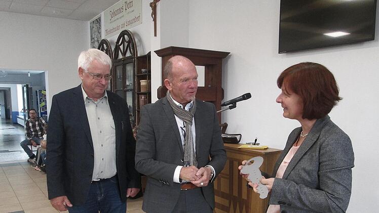 Architekt Werner Haase und Bürgermeister Karlheinz Kickuth (v. l.) überreichten den symbolischen Schlüssel an Schulleiterin Brigitte Dehe (r.).