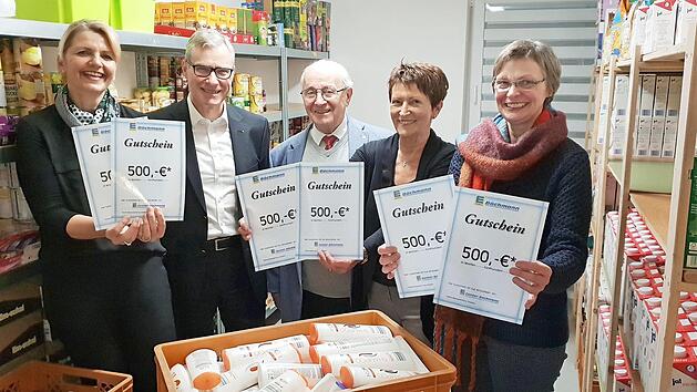 Strahlende Gesichter gab es bei der &Uuml;bergabe der Lebensmittelgutscheine f&uuml;r Tafelkunden. Foto: privat