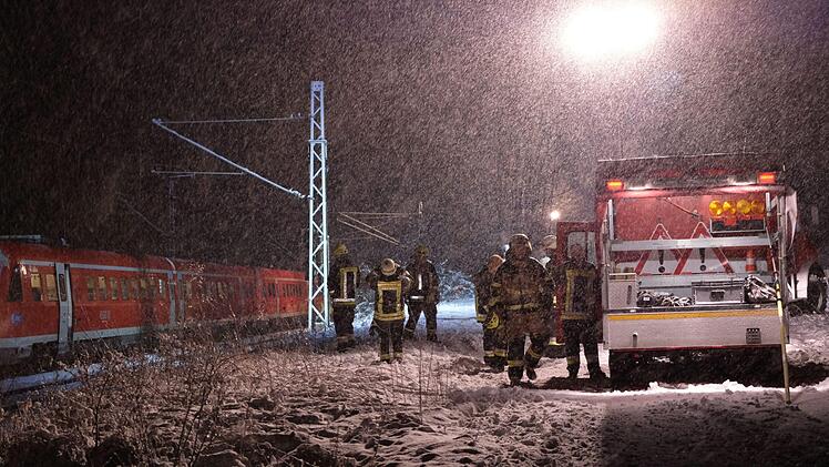 Starker Schneefall sorgte für ein Chaos in Mittelfranken. Am Donnerstag sowie in der Nacht auf Freitag war die Feuerwehr 315 Mal im Einsatz. Foto: NEWS5/Grundmann