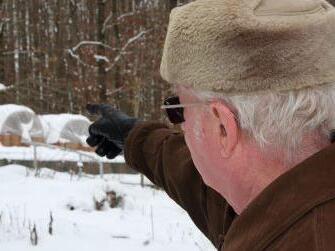 Kurt Stenzel blickt auf seinen momentan verschneiten Gemüsegarten, wo Hochbeete den  Anbau erleichtern werden.