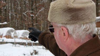 Kurt Stenzel blickt auf seinen momentan verschneiten Gemüsegarten, wo Hochbeete den  Anbau erleichtern werden.