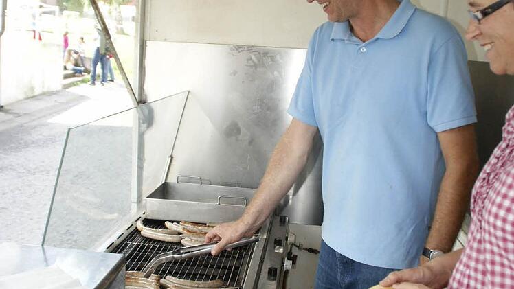 Bürgermeister Stefan Paulus höchstpersönlich grillte am Knetzgauer Eventgelände die Bratwürste.