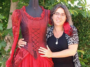 Jutta Reinhard hat - grob geschätzt - 1200 Kostüme für die Schauspieler am Theater Maßbach genäht. Dazu kommen noch jede Menge Änderungen. Foto: Theater Maßbach