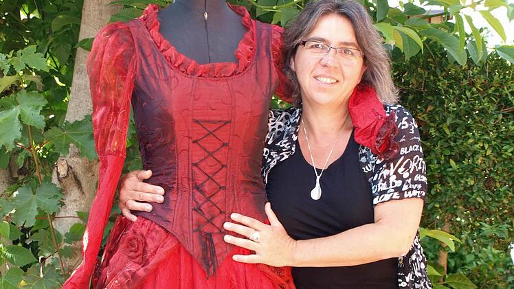 Jutta Reinhard hat - grob geschätzt - 1200 Kostüme für die Schauspieler am Theater Maßbach genäht. Dazu kommen noch jede Menge Änderungen. Foto: Theater Maßbach