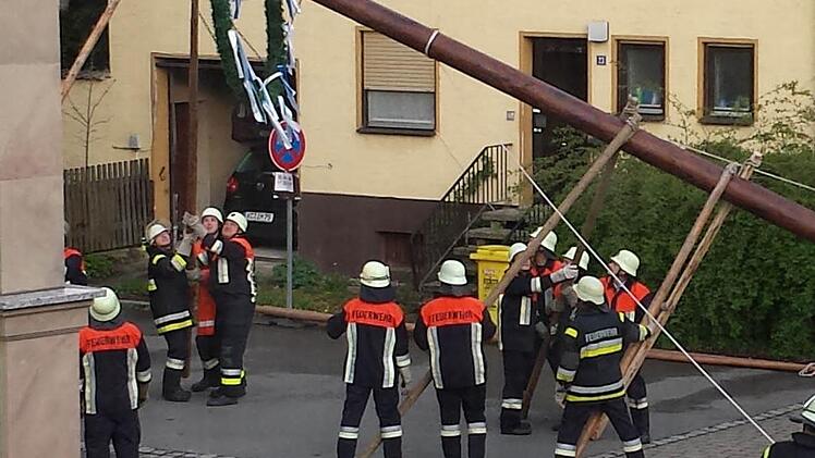 Die Feuerwehr zieht den Maibaum hoch. Foto: Bülling