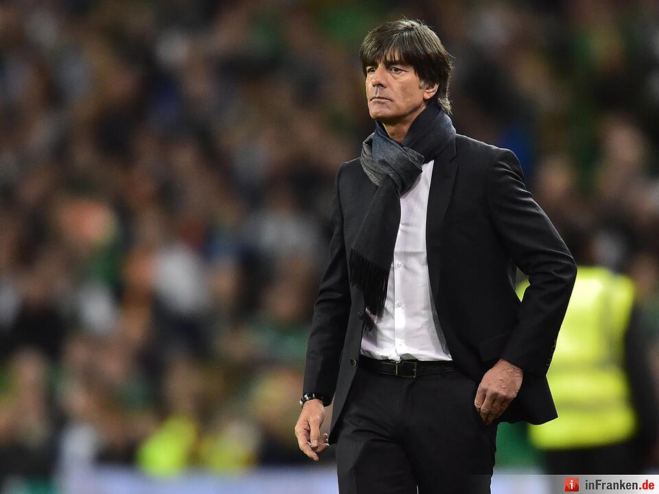 Deutschlands Bundestrainer Joachim Löw steht an der Seitenlinie.