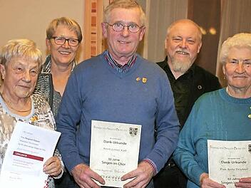 Fast ein Leben lang gehören Margarete Rössner, Lorenz Kalb und Berta Tirschner (vorne von links) dem Chor an. Erika Herzog (hinten links) führt den Verein seit 20 Jahren, Dirigent ist Günter M. Weinkauf (hinten rechts). Foto: Evi Seeger