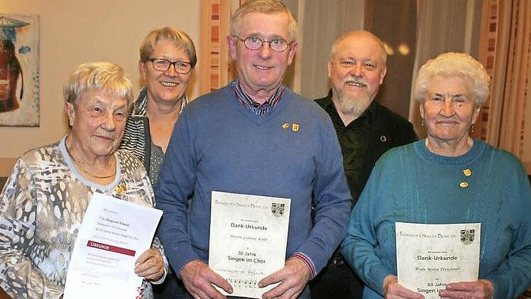 Fast ein Leben lang gehören Margarete Rössner, Lorenz Kalb und Berta Tirschner (vorne von links) dem Chor an. Erika Herzog (hinten links) führt den Verein seit 20 Jahren, Dirigent ist Günter M. Weinkauf (hinten rechts). Foto: Evi Seeger