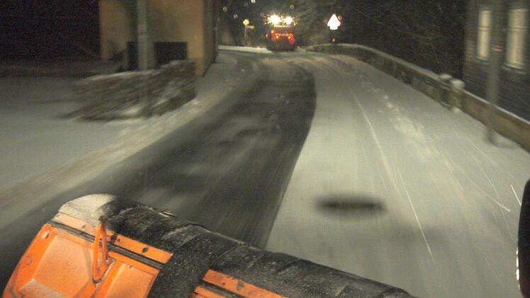 Da lacht das Herz des Winterdienstlers: Wenn die bereits geräumte Fahrbahnseite (hier in Schottenstein) schwarz und sauber ist, dann gibt es keine Probleme für die Autofahrer.