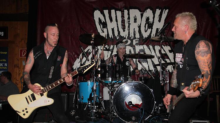 Die Berliner Band "Church Of Confidence" gratuliert der Gruppe "Euroschäck" im "Nepomuk" zu ihrem 35-jährigen Bestehen. Foto: Stephan Stöckel.