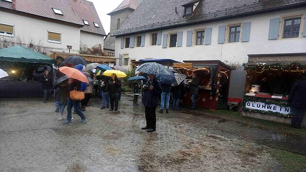 Nicht gut meinte es das Wetter mit den Weihnachtsm&auml;rkten,wie in M&uuml;nchaurach, am Wochenende.   Fotos: Richard S&auml;nger