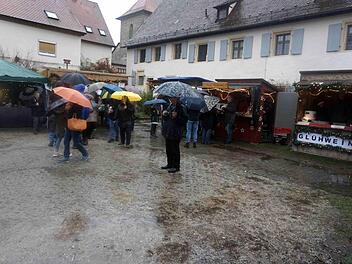 Nicht gut meinte es das Wetter mit den Weihnachtsmärkten,wie in Münchaurach, am Wochenende.   Fotos: Richard Sänger