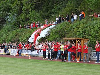 Zahlreiche Fans des TSV Neuensorg unterst&uuml;tzten ihre Mannschaft im wichtigen Entscheidungsspiel. Foto: Lisa H&uuml;mmer