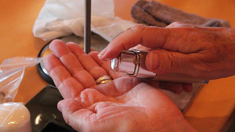 Zunächst wird das Gesicht gereinigt.  Foto: Ulrike Müller