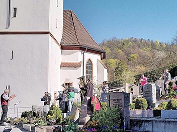 Der Posaunenchor spielt auf dem Muggendorfer Friedhof.  Foto: P. Pöhlmann
