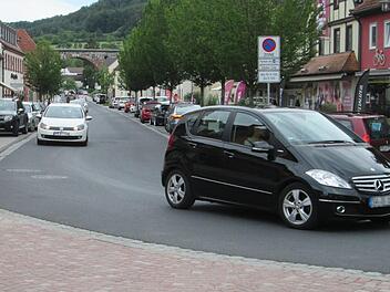 Die von Bürgermeister Peter Bergel beim Landratsamt angefragten Fußgängerüberwege über die stark befahrene Staatsstraße 2290 - die Hammelburger und die Schweinfurter Straße (Foto) -  wurden verweigert. Dagegen will sich der Markt Euerdorf jetzt wehren.             Foto: Winfried Ehling