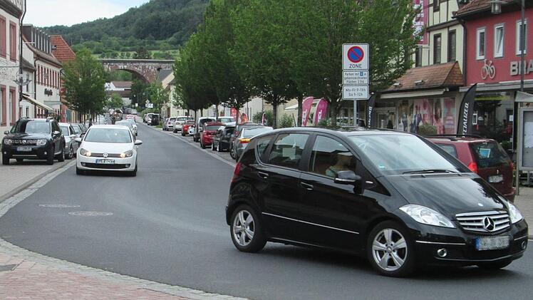 Die von Bürgermeister Peter Bergel beim Landratsamt angefragten Fußgängerüberwege über die stark befahrene Staatsstraße 2290 - die Hammelburger und die Schweinfurter Straße (Foto) -  wurden verweigert. Dagegen will sich der Markt Euerdorf jetzt wehren.             Foto: Winfried Ehling